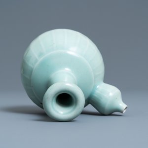 Een Chinese monochrome celadon kendi, 19e eeuw — foto 6