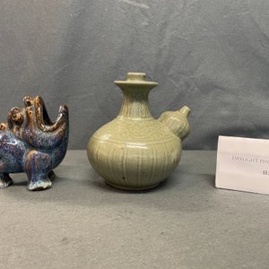 Een Chinese monochrome celadon kendi en een Shiwan flambé-geglazuurde wierookbrander, 18/19e eeuw — foto 15