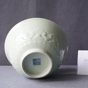 Een Chinese monochrome celadon kom met onderglazuur decor, Qianlong merk, 19e eeuw — foto 11
