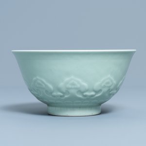 Een Chinese monochrome celadon kom met onderglazuur decor, Qianlong merk, 19e eeuw — foto 4