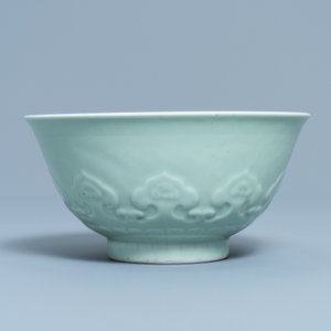 Een Chinese monochrome celadon kom met onderglazuur decor, Qianlong merk, 19e eeuw — foto 5