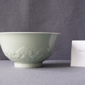 Een Chinese monochrome celadon kom met onderglazuur decor, Qianlong merk, 19e eeuw — foto 9