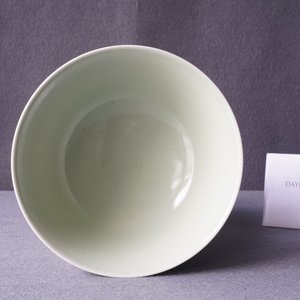 Een Chinese monochrome celadon kom met onderglazuur decor, Qianlong merk, 19e eeuw — foto 10