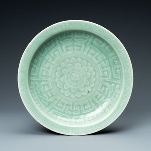 Een Chinese monochrome celadon 'lotus' schotel, Qianlong — foto 1