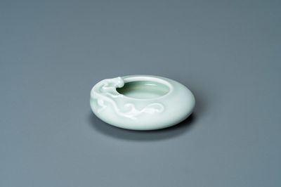 Een Chinese monochrome celadon penselenwasser met een draak, Qianlong merk, 19/20e eeuw