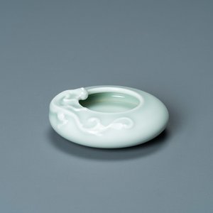 Een Chinese monochrome celadon penselenwasser met een draak, Qianlong merk, 19/20e eeuw — foto 1