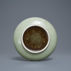 Een Chinese monochrome celadon penselenwasser, Qianlong — foto 3