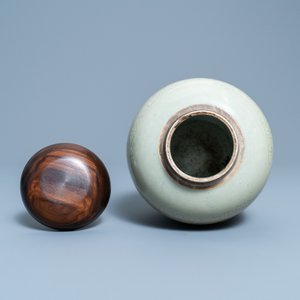 Een Chinese monochrome celadon pot met onderglazuur lotusdecor, Kangxi — foto 6