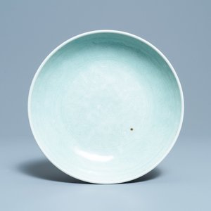Een Chinese monochrome celadon schotel met onderglazuur decor, Qianlong — foto 1