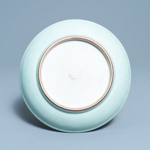 Een Chinese monochrome celadon schotel met onderglazuur decor, Qianlong — foto 2