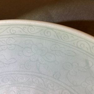 Een Chinese monochrome celadon schotel met onderglazuur decor, Qianlong — foto 5
