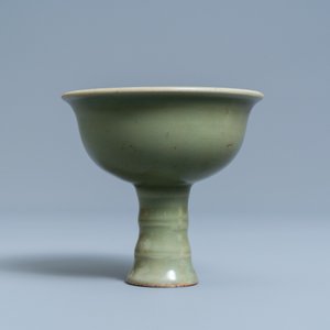 Een Chinese monochrome celadon stem cup, Ming — foto 2