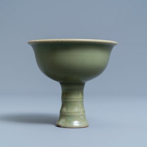 Een Chinese monochrome celadon stem cup, Ming — foto 3