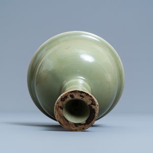 Een Chinese monochrome celadon stem cup, Ming — foto 6