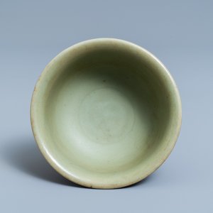 Een Chinese monochrome celadon stem cup, Ming — foto 7