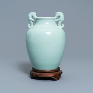 Een Chinese monochrome celadon vaas met drakenoren, Qianlong merk, 19/20e eeuw — foto 1