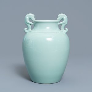 Een Chinese monochrome celadon vaas met drakenoren, Qianlong merk, 19/20e eeuw — foto 2