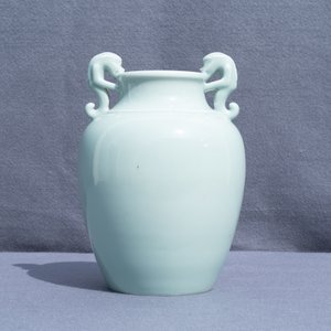 Een Chinese monochrome celadon vaas met drakenoren, Qianlong merk, 19/20e eeuw — foto 9