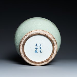Een Chinese monochrome celadon vaas met onderglazuur floraal decor, Chenghua merk, Kangxi — foto 7