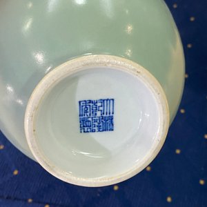 Een Chinese monochrome celadon vaas, Qianlong merk, Republiek — foto 11