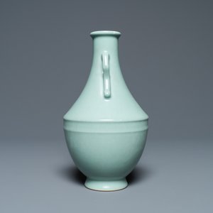 Een Chinese monochrome celadon vaas, Qianlong merk, Republiek — foto 4