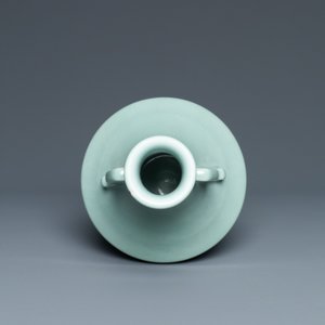 Een Chinese monochrome celadon vaas, Qianlong merk, Republiek — foto 5