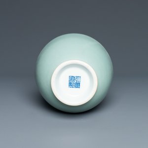 Een Chinese monochrome celadon vaas, Qianlong merk, Republiek — foto 6