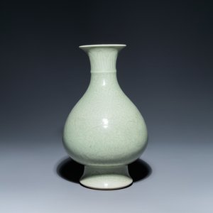 Een Chinese monochrome celadon 'yuhuchunping' vaas met floraal decor, Kangxi merk, 19e eeuw — foto 4