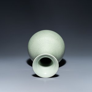 Een Chinese monochrome celadon 'yuhuchunping' vaas met floraal decor, Kangxi merk, 19e eeuw — foto 5