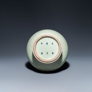 Een Chinese monochrome celadon 'yuhuchunping' vaas met floraal decor, Kangxi merk, 19e eeuw — foto 6
