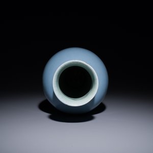 Een Chinese monochrome clair-de-lune geglazuurde 'guanyin zun' vaas, Kangxi — foto 5