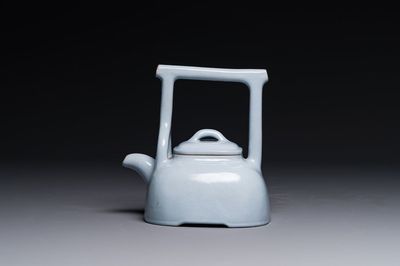 Een Chinese monochrome clair-de-lune geglazuurde Yixing steengoed theepot en deksel, Yixing zegelmerk, Republiek