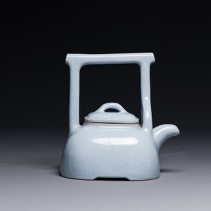 Een Chinese monochrome clair-de-lune geglazuurde Yixing steengoed theepot en deksel, Yixing zegelmerk, Republiek — foto 3