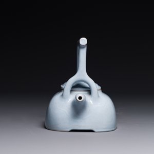 Een Chinese monochrome clair-de-lune geglazuurde Yixing steengoed theepot en deksel, Yixing zegelmerk, Republiek — foto 4