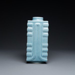 Een Chinese monochrome claire de lune-geglazuurde 'cong' vaas, Qianlong merk, 20e eeuw — foto 2