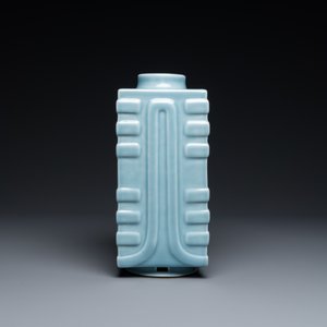 Een Chinese monochrome claire de lune-geglazuurde 'cong' vaas, Qianlong merk, 20e eeuw — foto 3