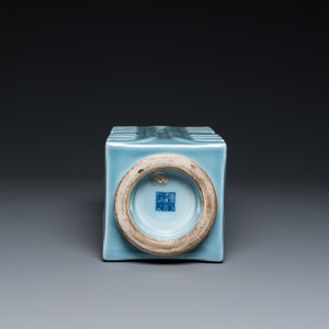 Een Chinese monochrome claire de lune-geglazuurde 'cong' vaas, Qianlong merk, 20e eeuw — foto 7