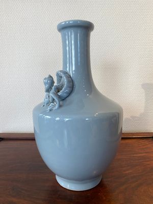 Een Chinese monochrome claire de lune-geglazuurde vaas, Yongzheng merk, Republiek — foto 2