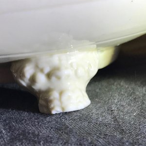 Een Chinese monochrome crème-geglazuurde vaas en een driepotige wierookbrander, Ming — foto 12