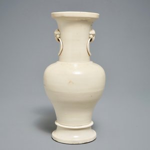 Een Chinese monochrome crème-geglazuurde vaas en een driepotige wierookbrander, Ming — foto 4