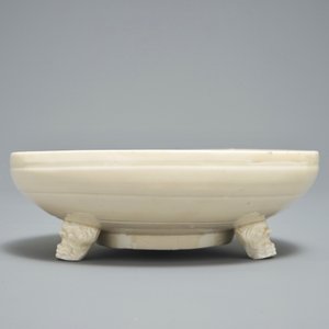Een Chinese monochrome crème-geglazuurde vaas en een driepotige wierookbrander, Ming — foto 6