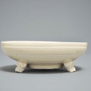Een Chinese monochrome crème-geglazuurde vaas en een driepotige wierookbrander, Ming — foto 8
