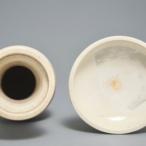 Een Chinese monochrome crème-geglazuurde vaas en een driepotige wierookbrander, Ming — foto 9