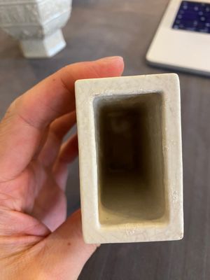 Een Chinese monochrome crèmekleurige craquelé vaas en een penselenbeker met reliëfdecor, Qing — foto 6