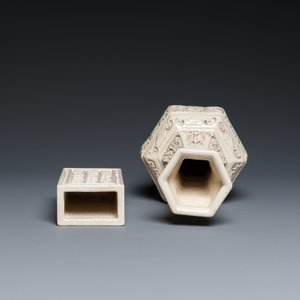 Een Chinese monochrome crèmekleurige craquelé vaas en een penselenbeker met reliëfdecor, Qing — foto 6