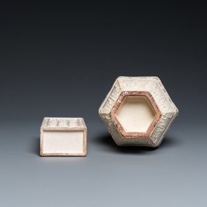 Een Chinese monochrome crèmekleurige craquelé vaas en een penselenbeker met reliëfdecor, Qing — foto 7