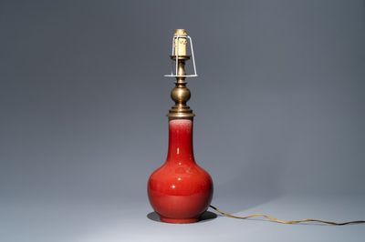Een Chinese monochrome flesvormige langyao vaas tot lamp omgevormd, 19e eeuw