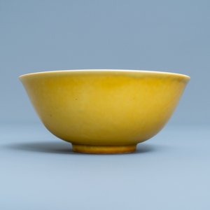 Een Chinese monochrome gele kom, Jiajing merk, 18/19e eeuw — foto 5