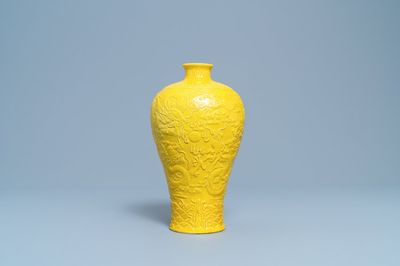 Een Chinese monochrome gele 'meiping' 'draken' vaas met reliëfdecor, Republiek