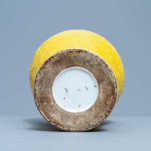 Een Chinese monochrome gele 'meiping' 'draken' vaas met reliëfdecor, Republiek — foto 6